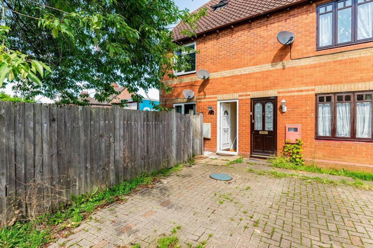 Immaculate 2 - Bedroom House In Milton Keynes Exterior photo